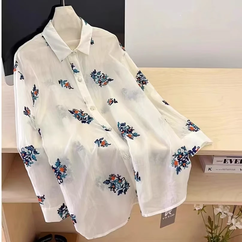 الجديد في كامل الجسم التطريز الزهور رقيقة واقية من الشمس قمصان البلوزات للنساء 2025 الصيف الاتجاه انظر على الرغم من القمم