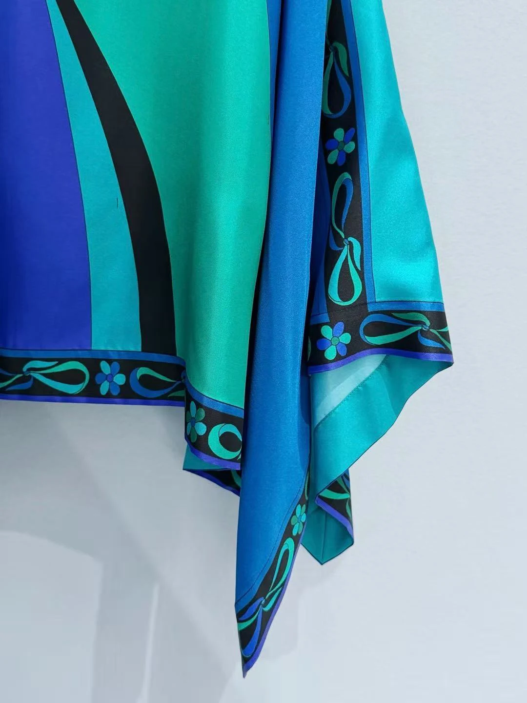 Classic Women's Green Cloaks with Designer Signature Letter Logo Beach Tops Luxury Design Women's Cover-ups Streetwear Beachwear view 6