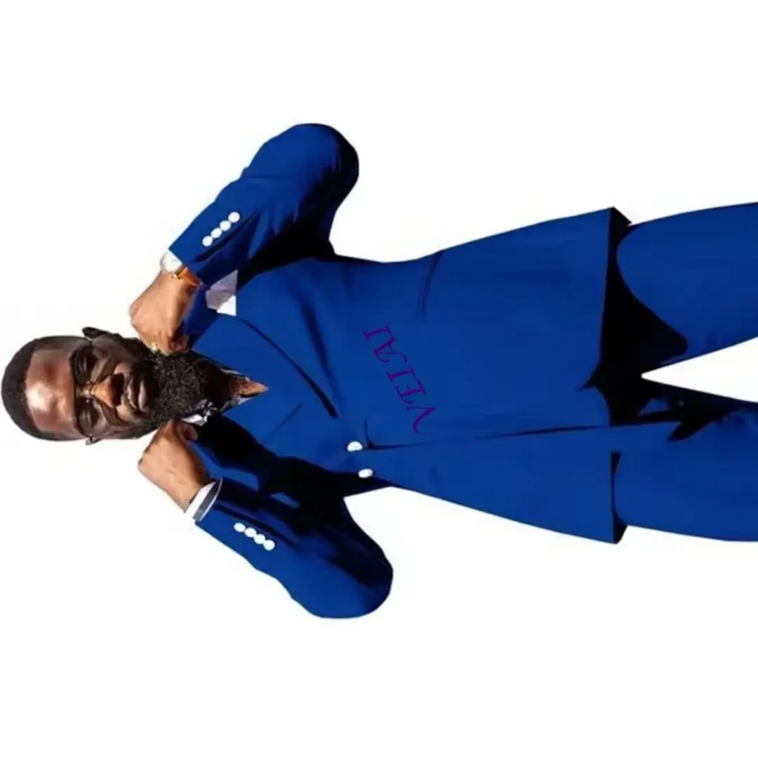 

Индивидуальный элегантный синий мужской костюм-тройка: пиджак с отложным воротником, брюки и жилет. Высококачественная деловая одежда.