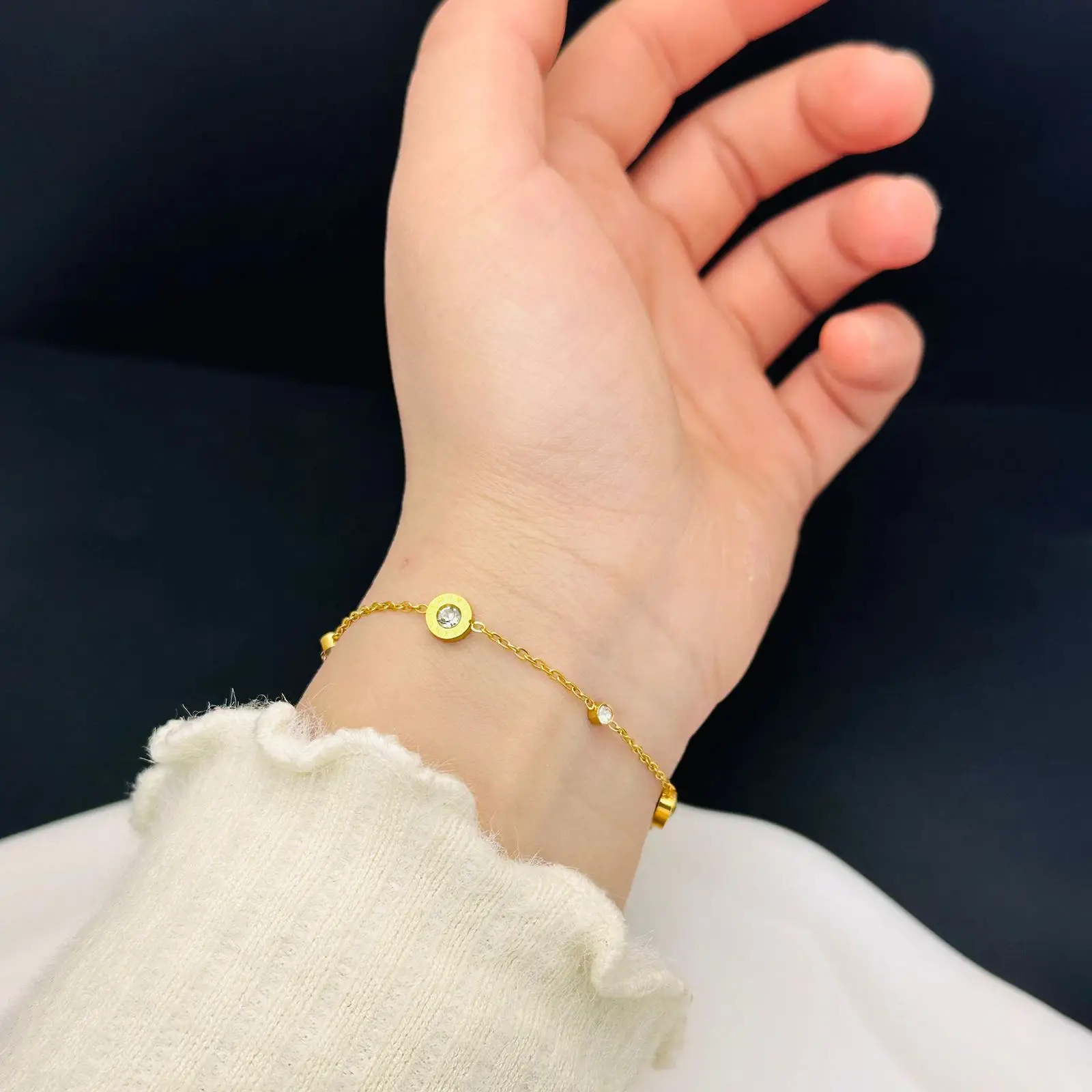 Rundes Zirkon-Charm-Armband mit römischen Ziffern aus Edelstahl, Schmuckgeschenk für Frauen und Männer – Detail 7