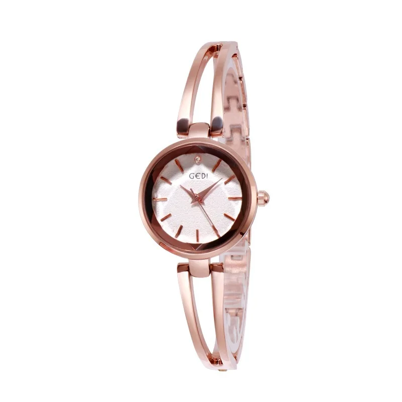 

Изысканные часы из сплава с маленькой пластиной, женский средневековый простой темперамент, маленький ремень, высококачественные кварцевые часы