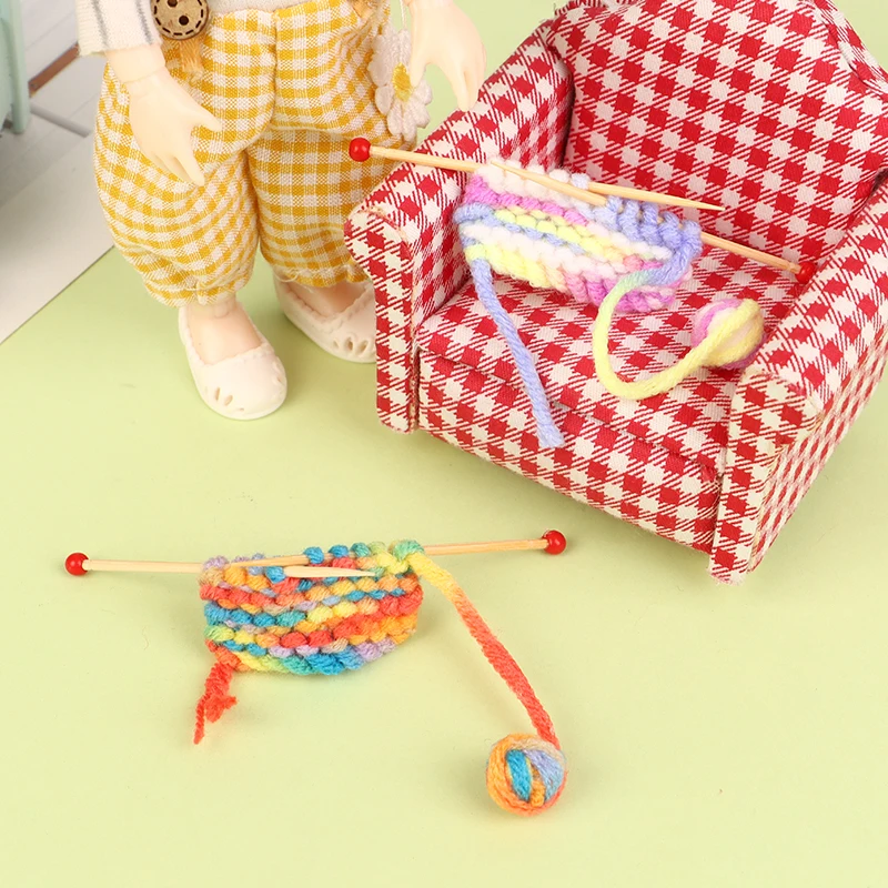 1:12 Dollhouse Miniature Sweater Knitting Wool Knitting Tool Mini Simulation Knitting Needle Sweater Doll Knitting Scene Gifts