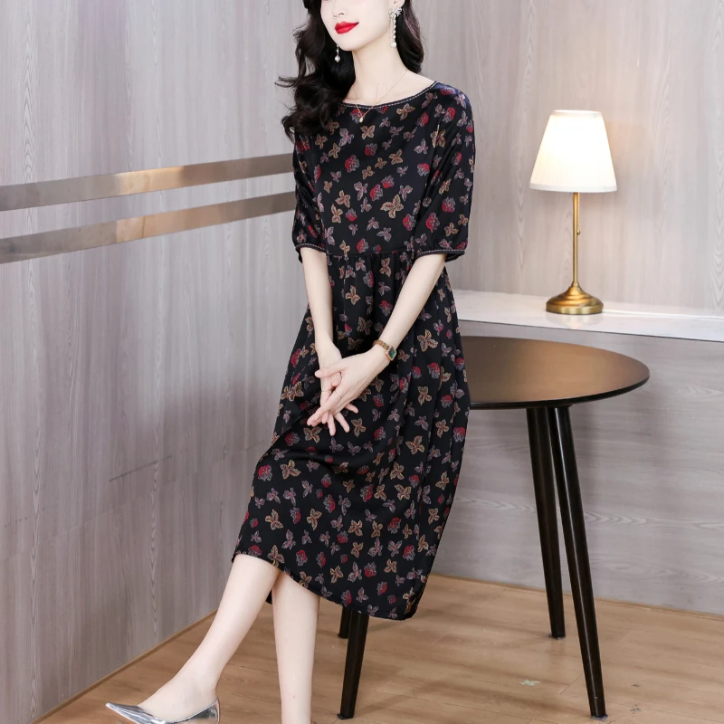 فستان نسائي صيفي أسود من الساتان العتيق فستان ضيق فاخر 2025 فستان مكتب سيدة منقوش عليه زهور من الحرير ميدي أنيق غير رسمي للحفلات الليلية