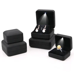 Caja de anillo de compromiso de cuero PU para mujer, caja colgante de joyería con luz LED, estuche de joyería para pulsera, estuche de exhibición para collar