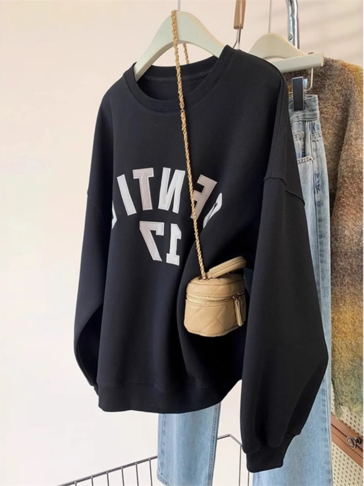 

Женская толстовка без капюшона в американском ретро-стиле с буквенным принтом, большие размеры (до 300 фунтов), весна-осень, свободный крой, эффект стройности