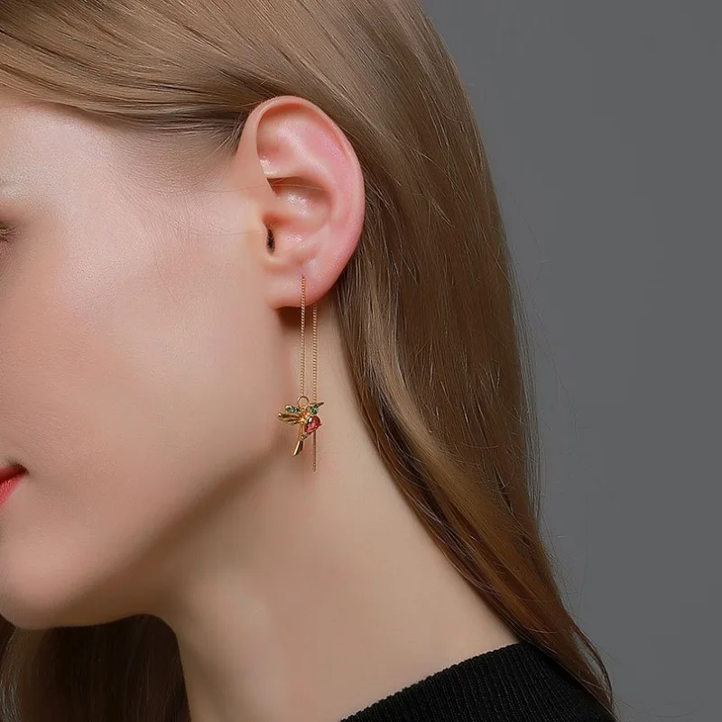 Retro Popular Spread Wings Bird Earrings Female Fashion Exaggerated Animal Geometric Ear Wire Earrings for Dating Party Gifts