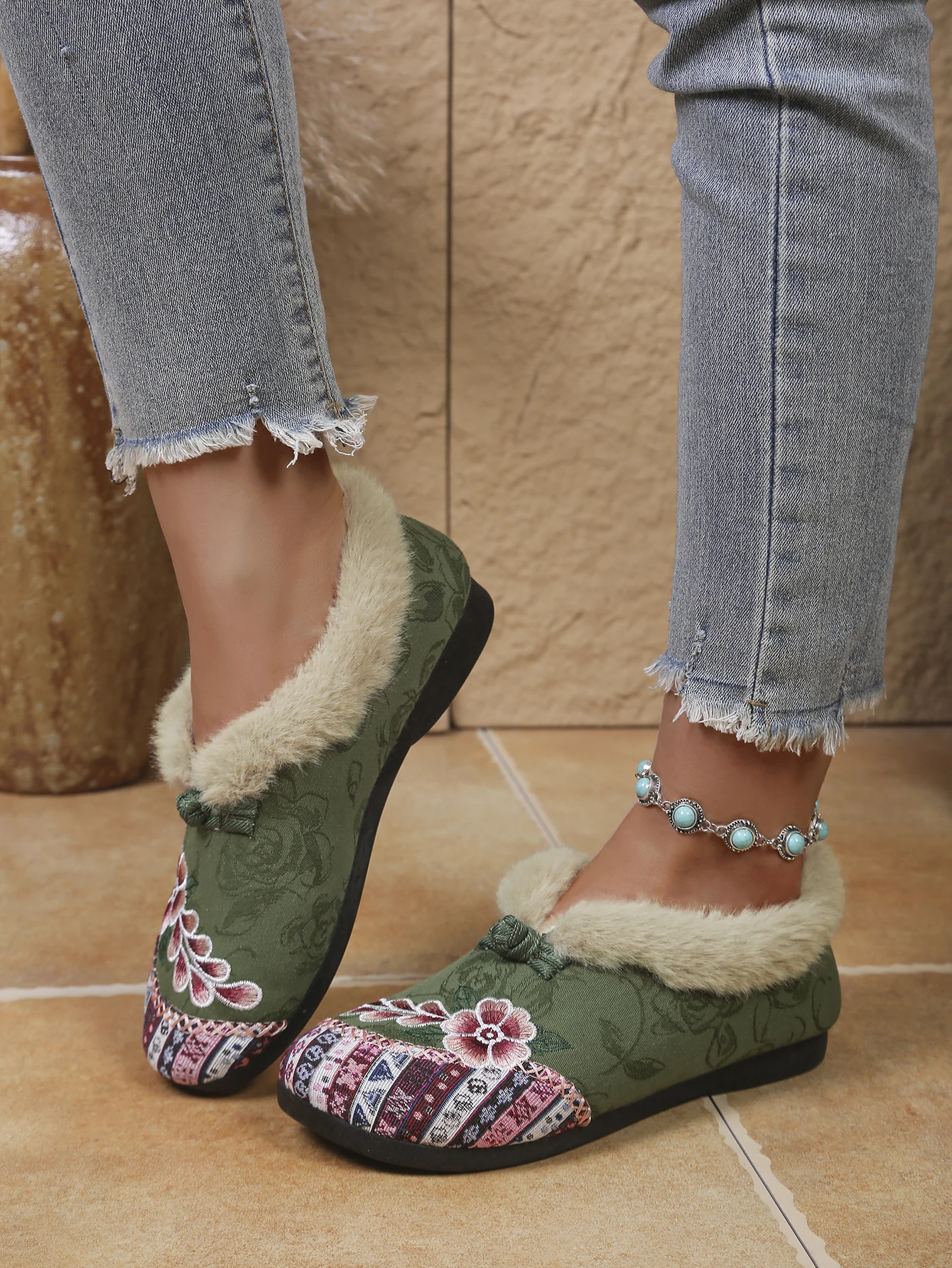Damen Winterstiefeletten im chinesischen Stil, bestickt, aus Baumwolle, mit flauschigem Kragen, Fleece-gefüttert, zum Hineinschlüpfen, flach, rutschfest, warm, ethnische Freizeitschuhe – Detail 40