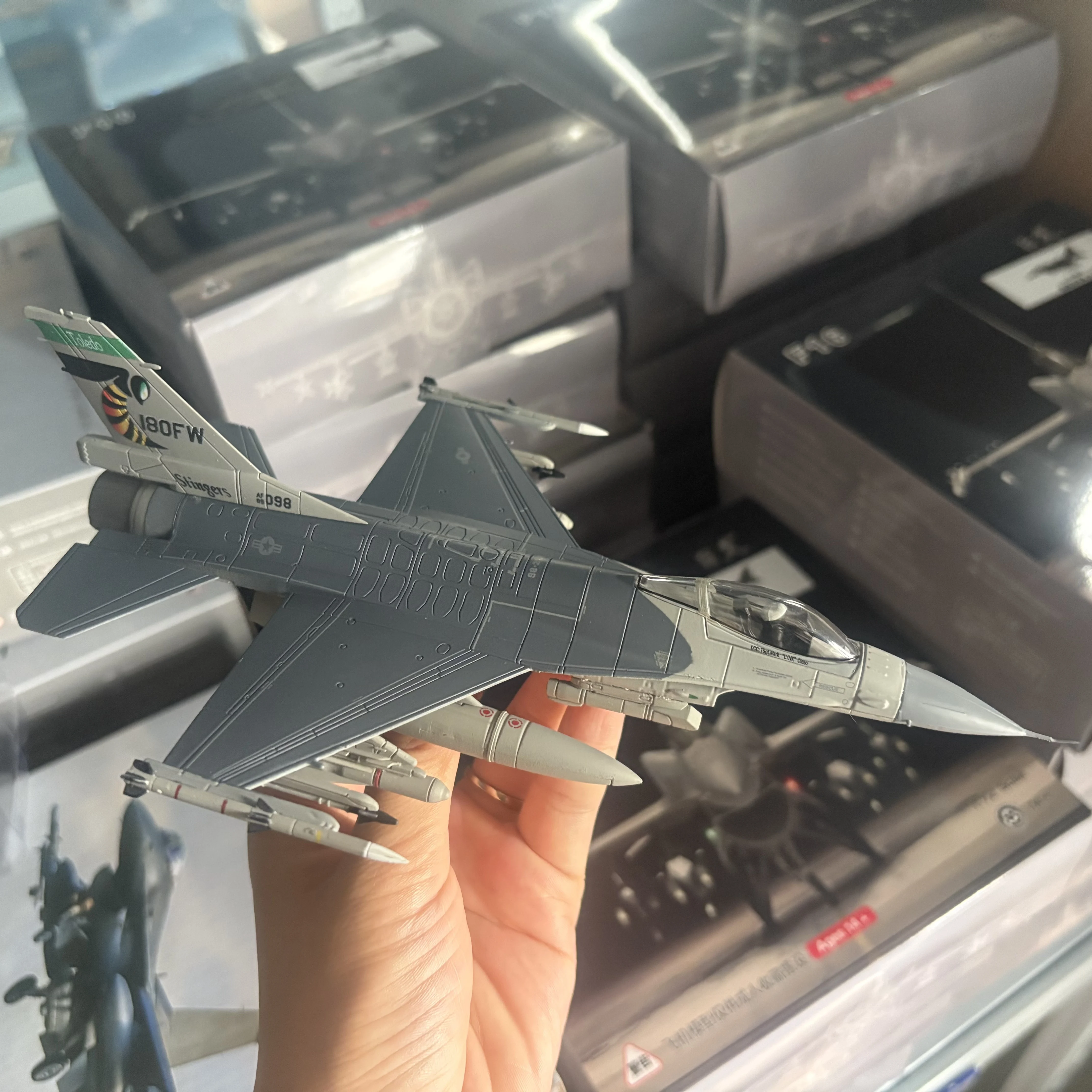 Model Kit F16 - نموذج طائرة حربية F-16C من سلاح