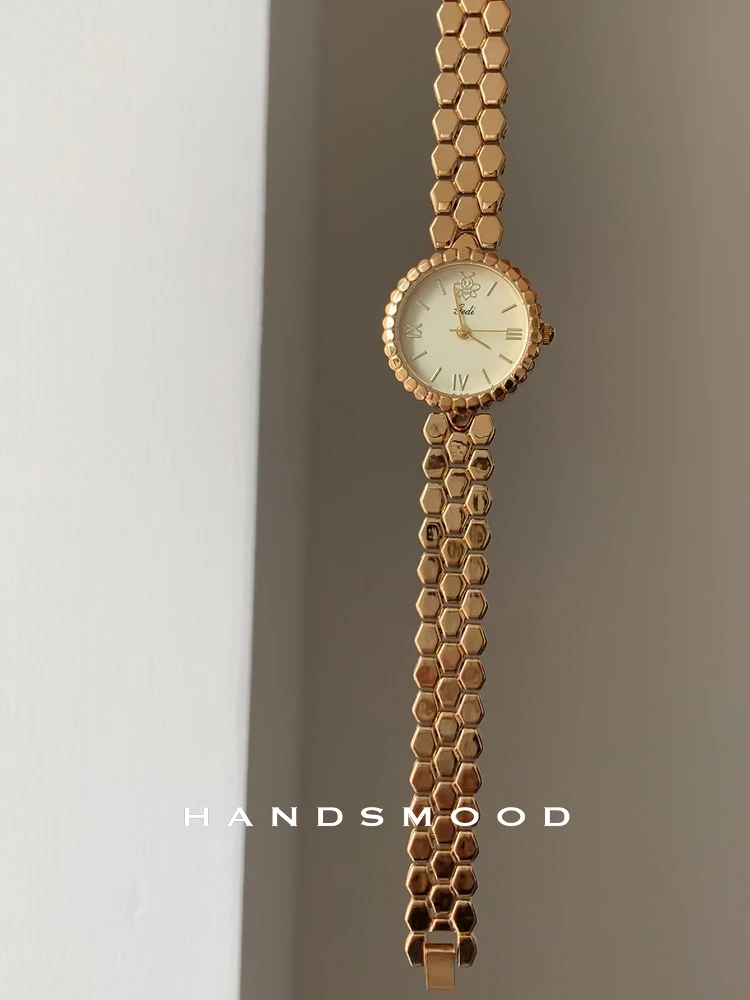 ساعة نسائية أنيقة بحزام على شكل قرص العسل، تصميم أنيق وفاخر ومتطور. مجموعة راقية من الساعات النسائية. #2