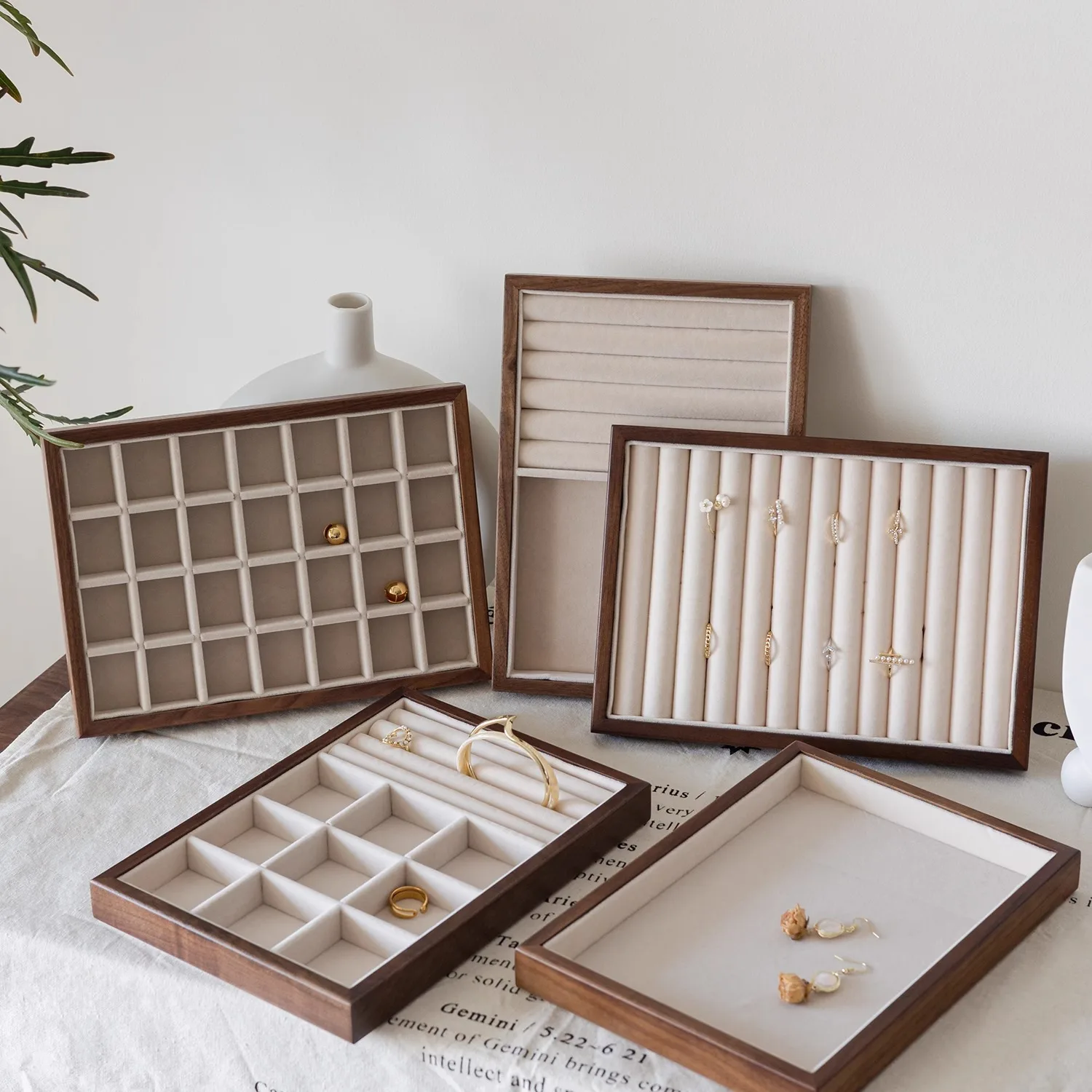 

Large - capacity jewelry tray for displaying rings and necklaces, with flannelette lining for jewelry storage