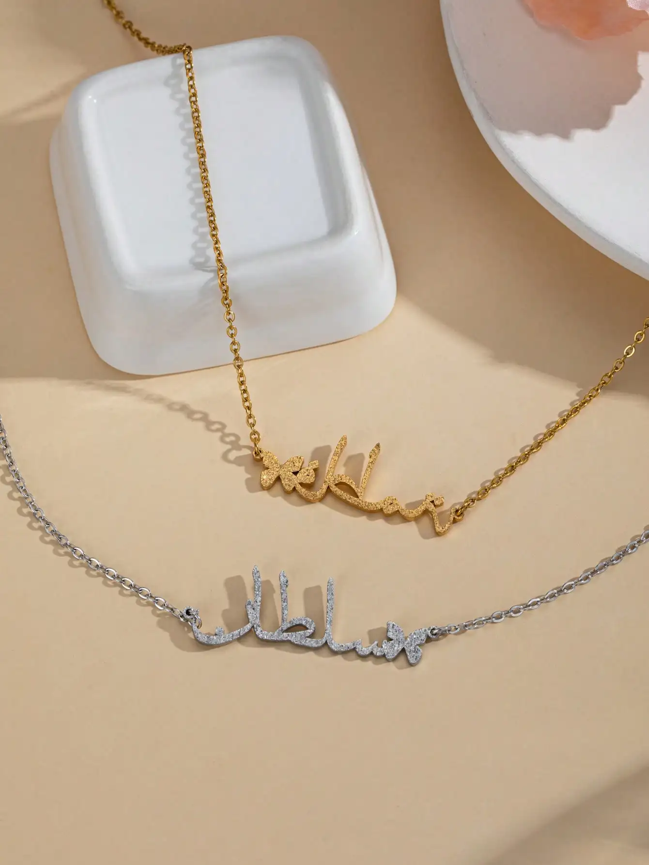 จี้สร้อยคอรูปผีเสื้อ DOREMI ของขวัญเครื่องประดับเคลือบด้าน สร้อยคอแบบกำหนดเองพร้อมชื่อภาษาอาหรับและรูปผีเสื้อ