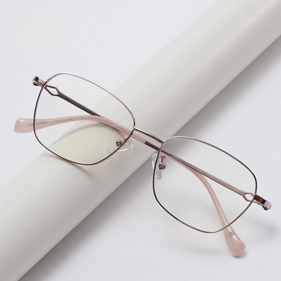 

Новинка 2026: Модные женские очки с художественным дизайном, ультралегкие, с полым дизайном, для повседневной носки и вечеринок