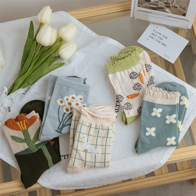 جوارب نسائية لطيفة على شكل زهرة منتصف الساق عصرية ومتعددة الاستخدامات ومطبوعات زهور قابلة للتنفس وناعمة ومريحة جوارب قطنية غير رسمية