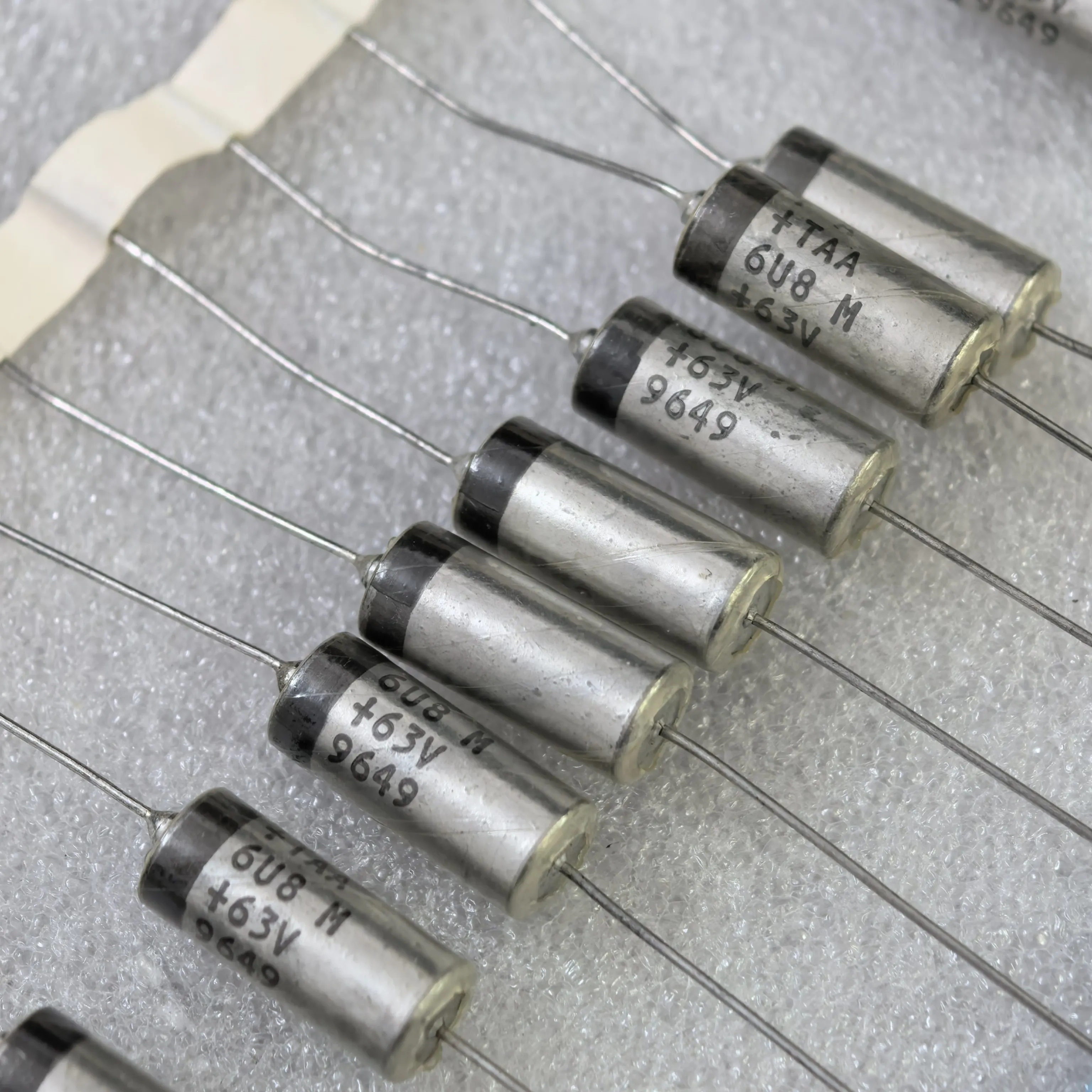 

5 шт./США 6.8 мкФ 63В 685M Осевой танталовый электролитический конденсатор для аудиооборудования