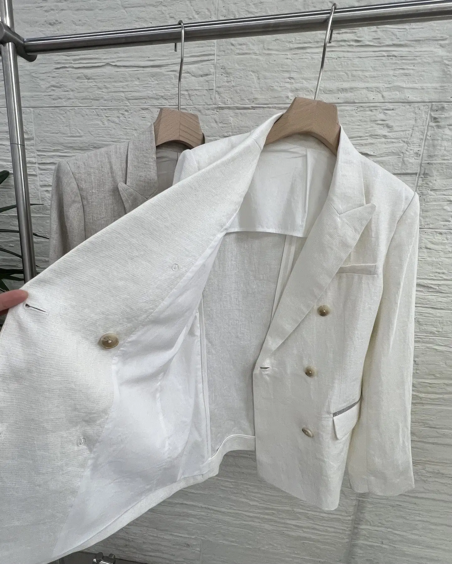 

Новый элегантный двубортный пиджак для женщин на раннюю весну 2026 года, универсальный для офиса, стройнящий, с льняной текстурой