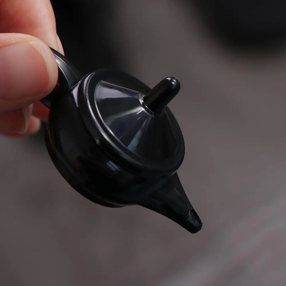 Transferencia de monedas increíble tetera divertida juego divertido Primer plano magia Aladdin genio ligero plástico fresco