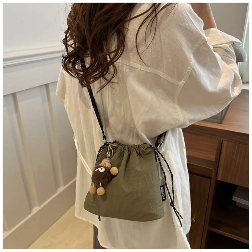Bolso bandolera de nailon tipo cubo con cordón ajustable unisex - imagen 3