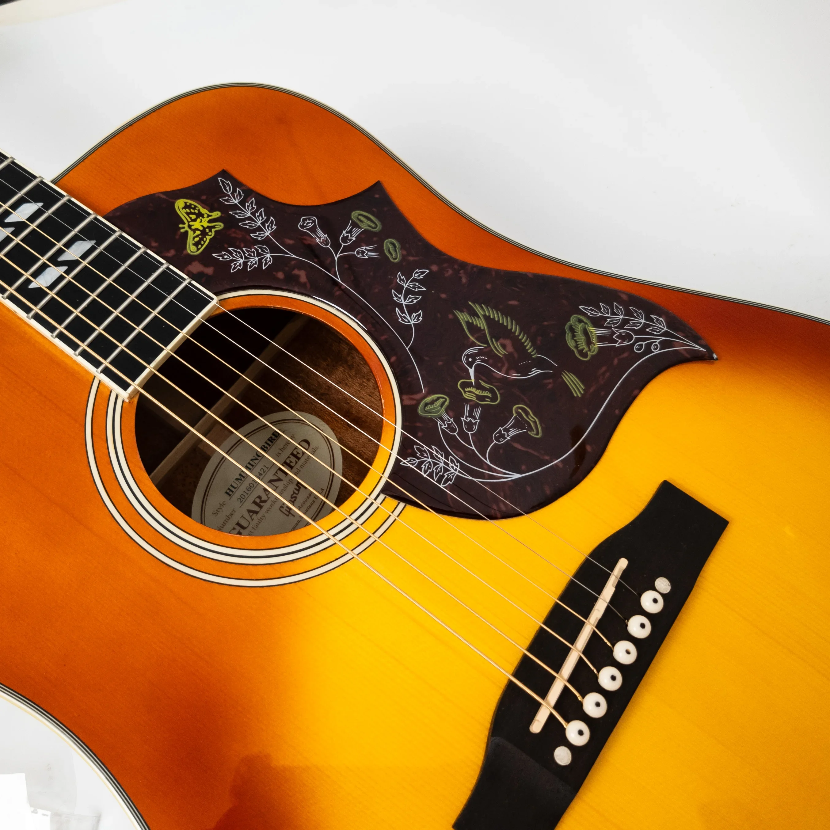 

Накладка для акустической гитары толщиной 2 мм, самоклеящаяся пластина для царапин — совместима с фолк-гитарой 40–43 дюйма, стиль колибри