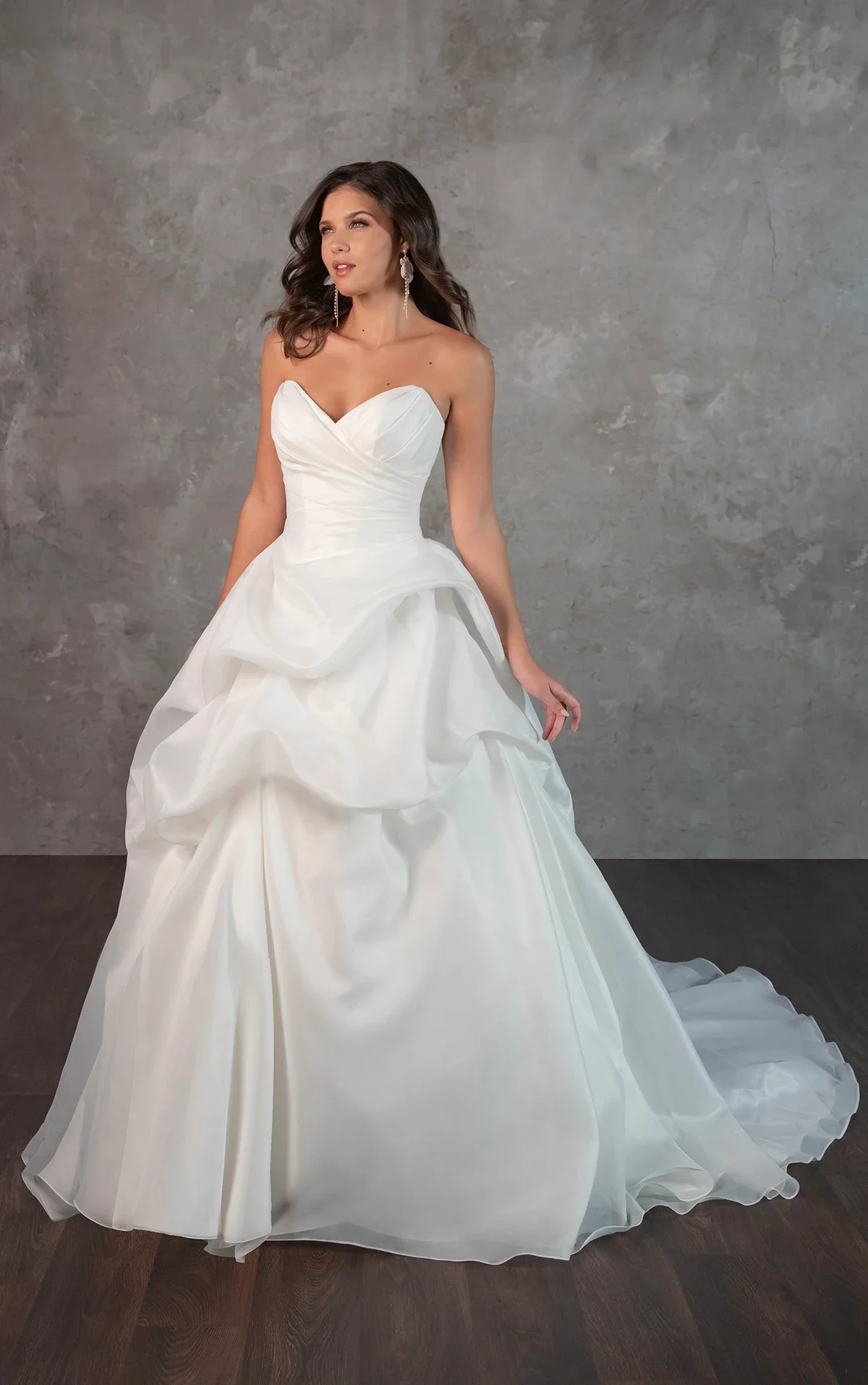 

Customized Elegant White V-Neck Organza Pleated Women's Wedding Dress Strapless Backless Sexy Bridal Dress Church Dress Maria