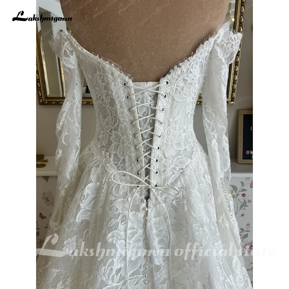 Lakshmigown Luxuriöses Spitzen-Brautkleid mit Off-Shoulder-Ausschnitt, A-Linie, Rückenfrei, Bodenlang, Langer Schleppe, Maßanfertigung – Detail 8