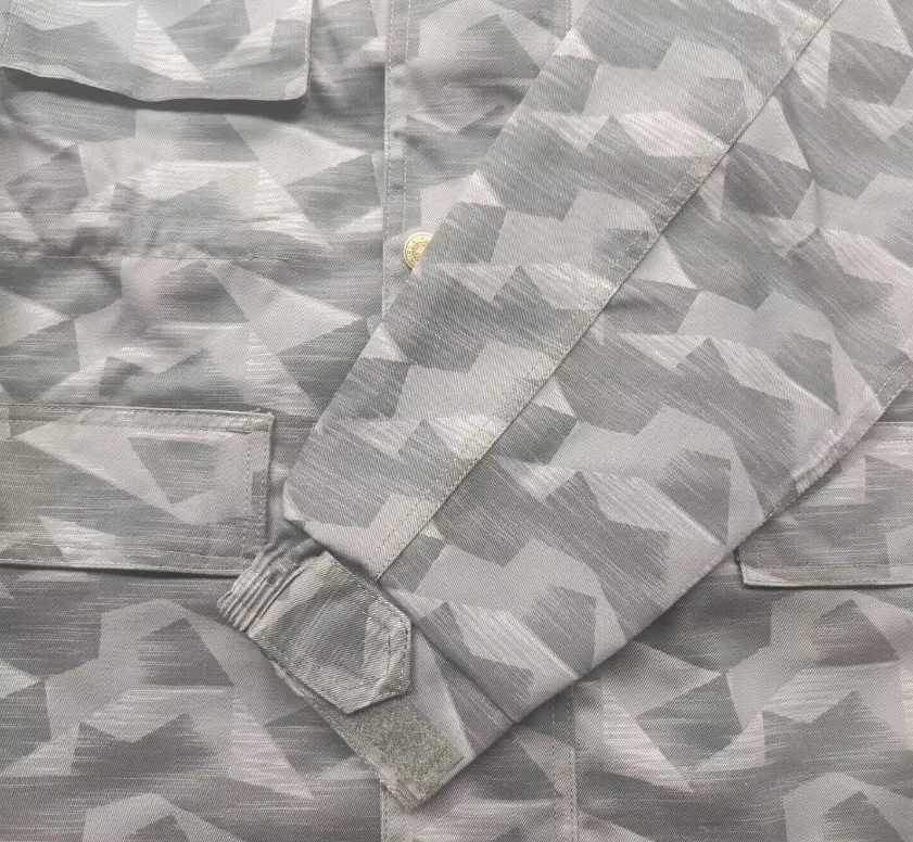 uniforme-de-camouflage-gris-geometrique-pour-la-ville-comprenant-veste-et-pantalon