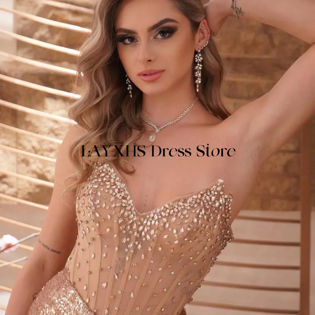 Maßgeschneidertes Taupefarben-Pailletten-Robe de Soirée, perlenbesetztes, glitzerndes, trägerloses Ballkleid 2025, bodenlanges Abendkleid mit V-Ausschnitt und Seitenschlitz