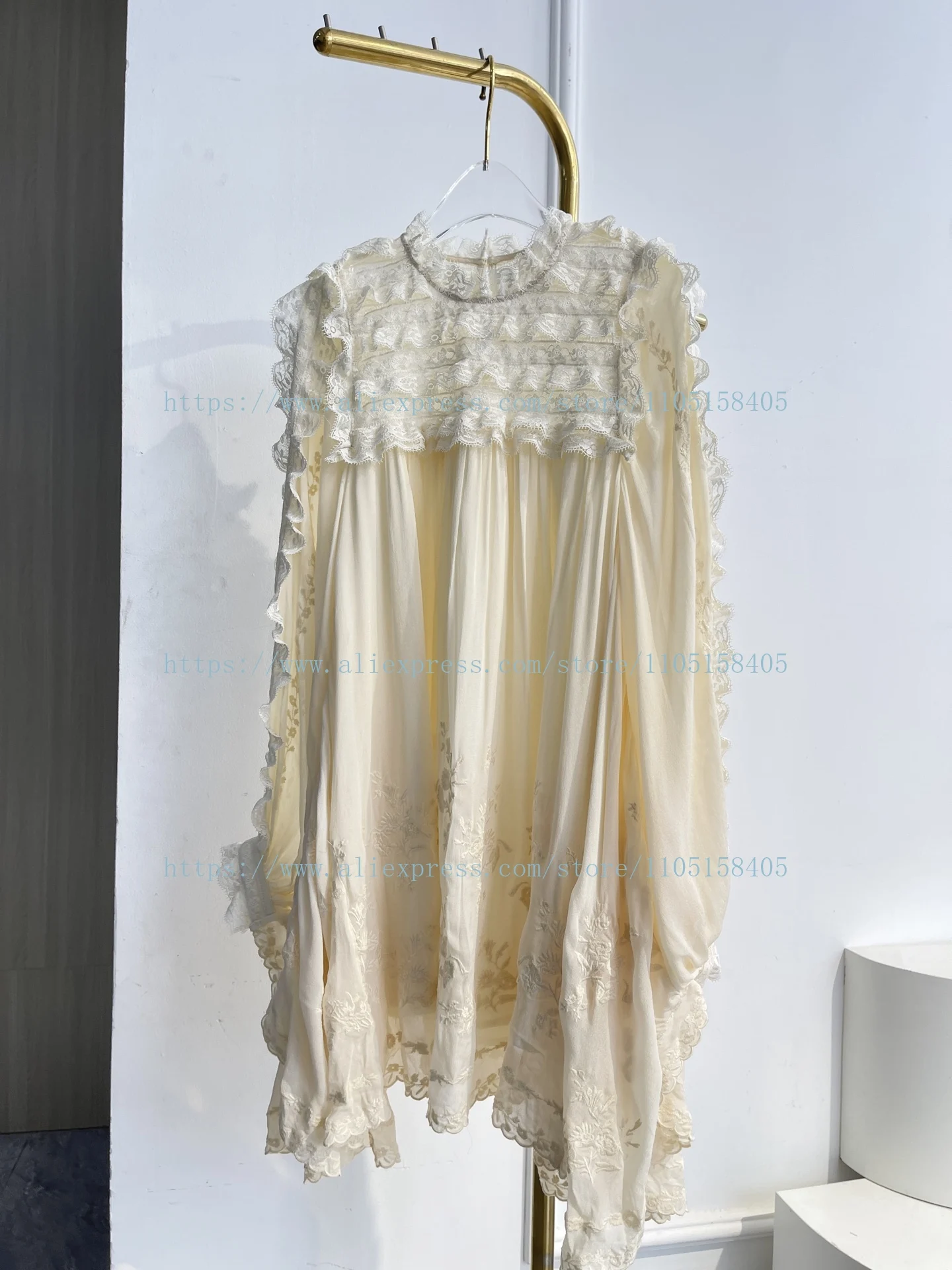 

Элегантная женская блузка 2026 года: бежевая, с длинным рукавом, кружевными оборками и вышивкой, мини-топ