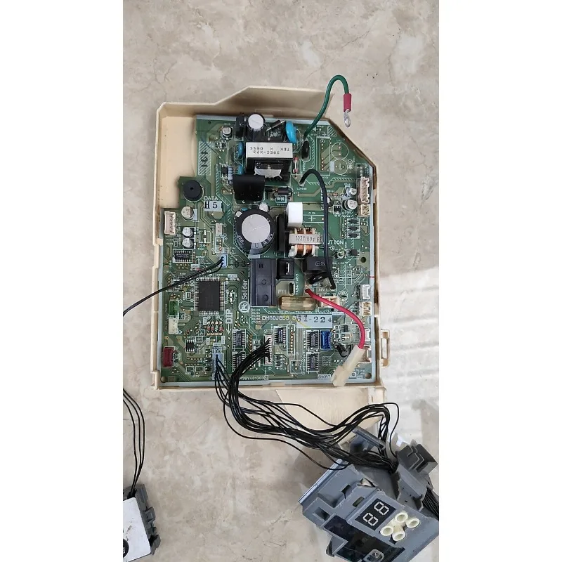 desmontar-la-placa-principal-del-motor-del-aire-acondicionado-maquina-de-pared-para-el-hogar-modelo-dm00j858b-dm76y401g03n