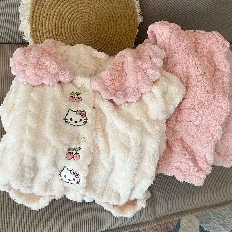 ชุดนอนเด็กผู้หญิง คอปกตุ๊กตา สีแอปริคอต ลายเฮลโลคิตตี้ ผ้ากำมะหยี่คอรัล หนานุ่ม แขนยาว กางเกงขายาว ชุดลำลองใส่ในบ้าน