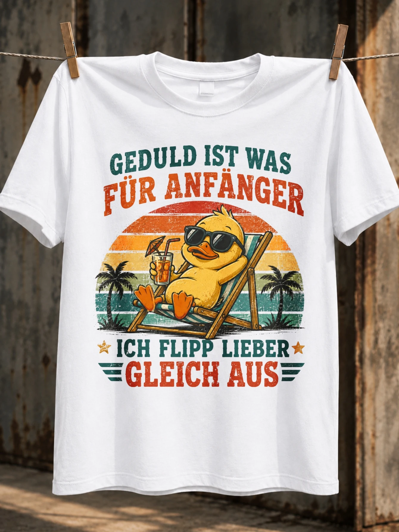 T-shirt unisexe avec citation de la chanson allemande « Impatient Duck Quote », silhouettes de canards sur la paume et rayures de coucher de soleil, style rétro vieilli pour la plage