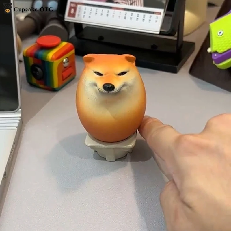 クリエイティブshibainuリアルな卵の形のPVCデスクの装飾、犬と卵の外反母趾の装飾、家庭、オフィス、新年の贈り物、1個