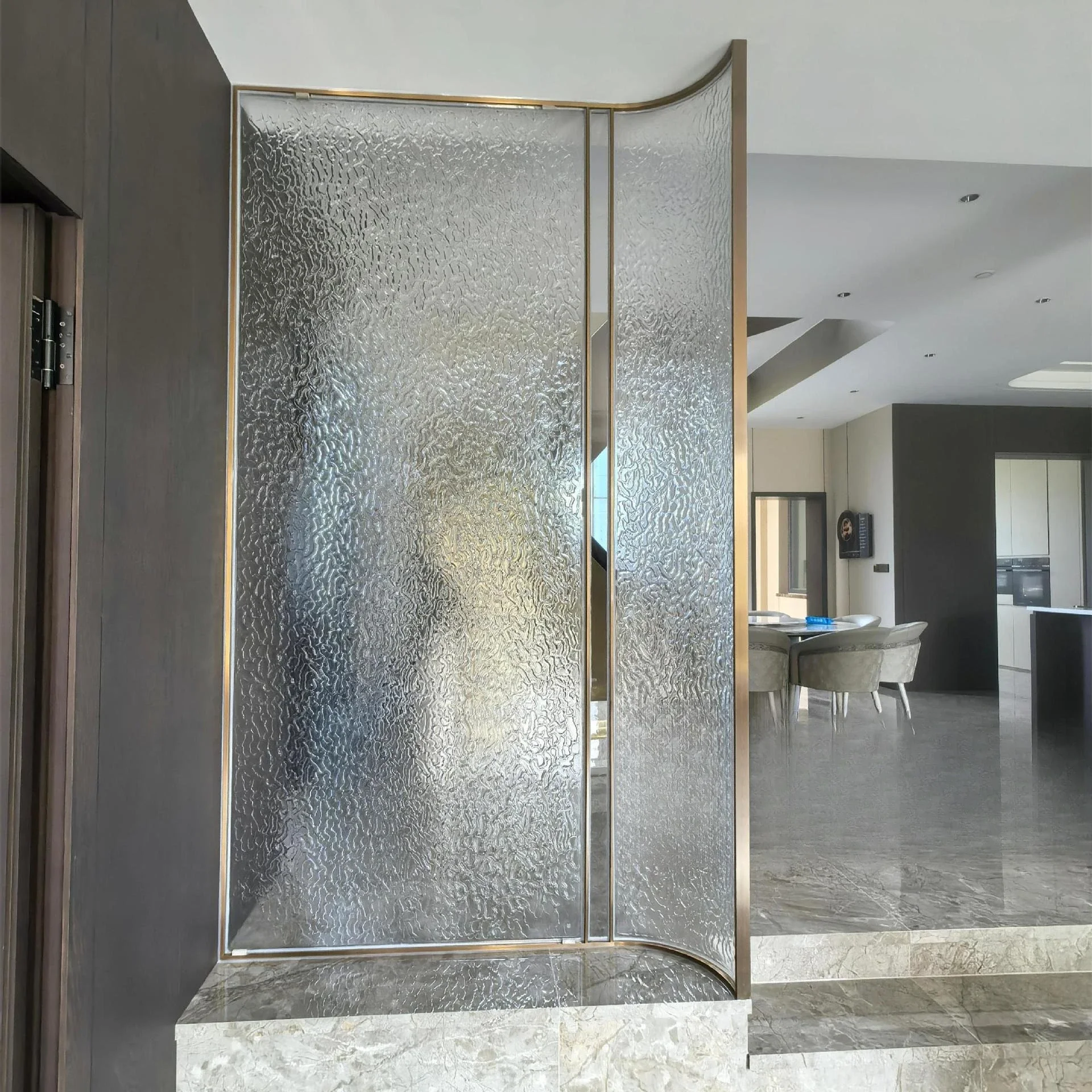 Stainless steel curved glass partition clothing store floor standing screen modern simple silk cladding art water ripple glass