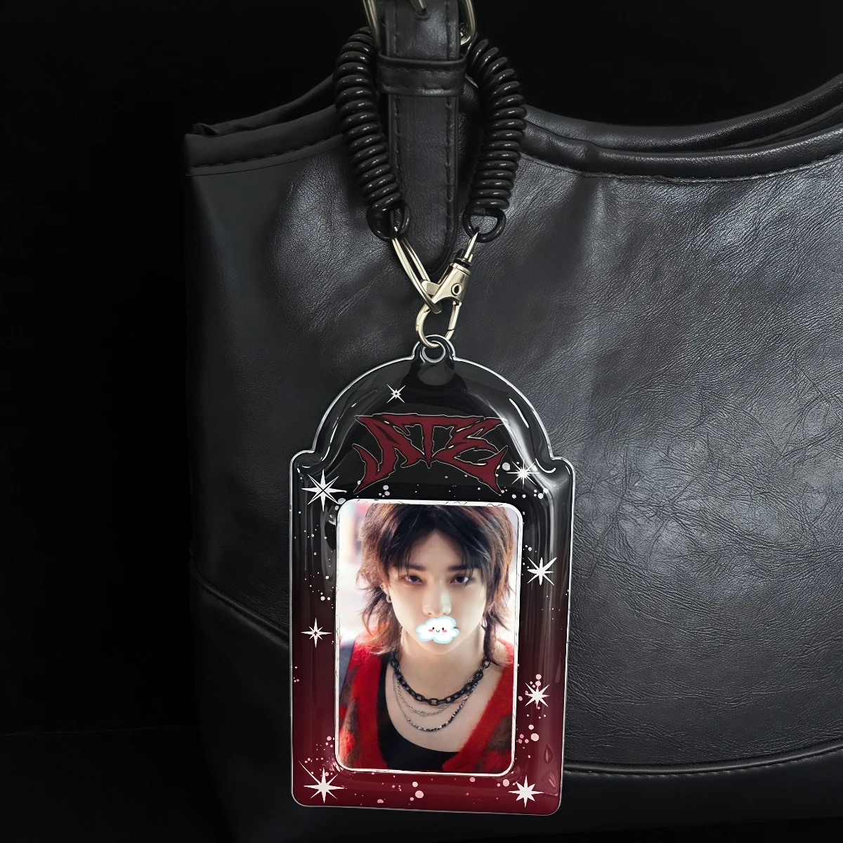 حامل بطاقات صور متدرج باللونين الأسود والأحمر، حافظة بطاقات على شكل نجمة من الحبر، حامل بطاقات صور Kpop Idol،  الصغيرة مقاس 3-3.5 بوصة، سلسلة مفاتيح حامل بطاقات الصور، دعم الحفلات الموسيقية، عرض ألعاب الرسوم المتحركة
