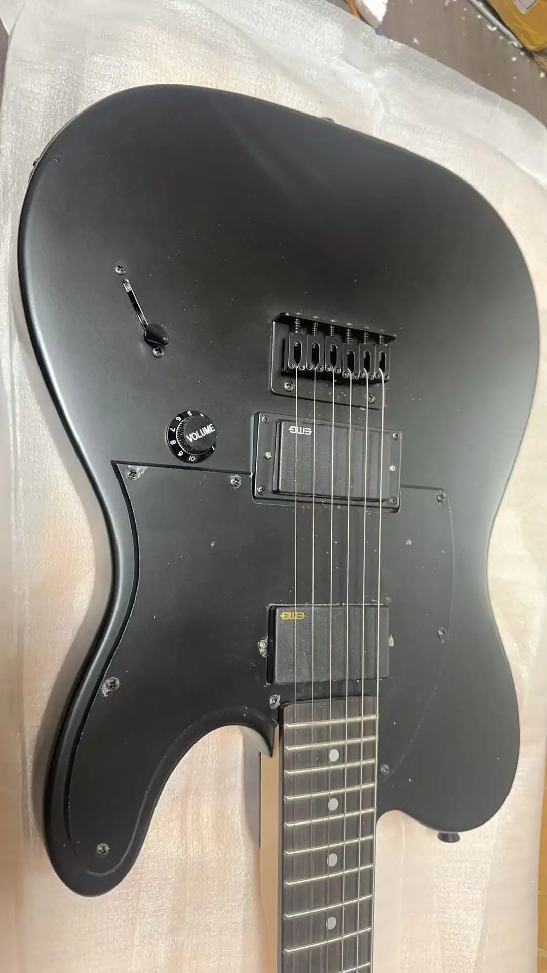 2026 Hot Sale High-end matte black guitar, very stylish and stylish, with great playing effect.