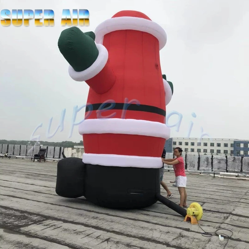 Decoración de celebración navideña al aire libre enorme inflable Santa Claus onda mano