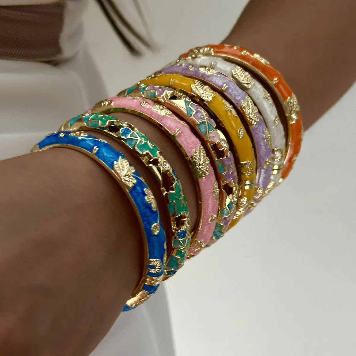 Elegante Kleine Blumen-Cloisonné-Emaille-Armreifen für Frauen, Retro Bunte Blumen- und Blättermuster-Armreifen, Ethnischer Vintage-Schmuck als Geschenk – Detail 1