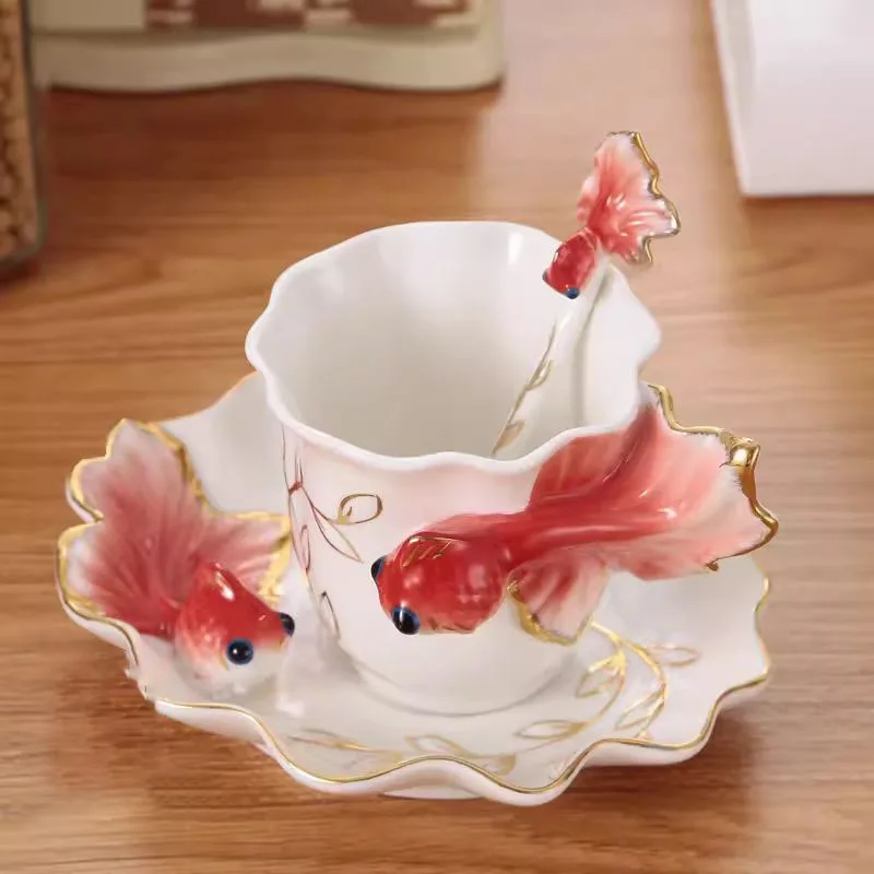 

Европейская изысканная эмалированная цветная керамическая чашка с золотой рыбкой, блюдце, набор ложек, свадебные подарки, кофейная чашка, офисная чашка для воды, чайная чашка