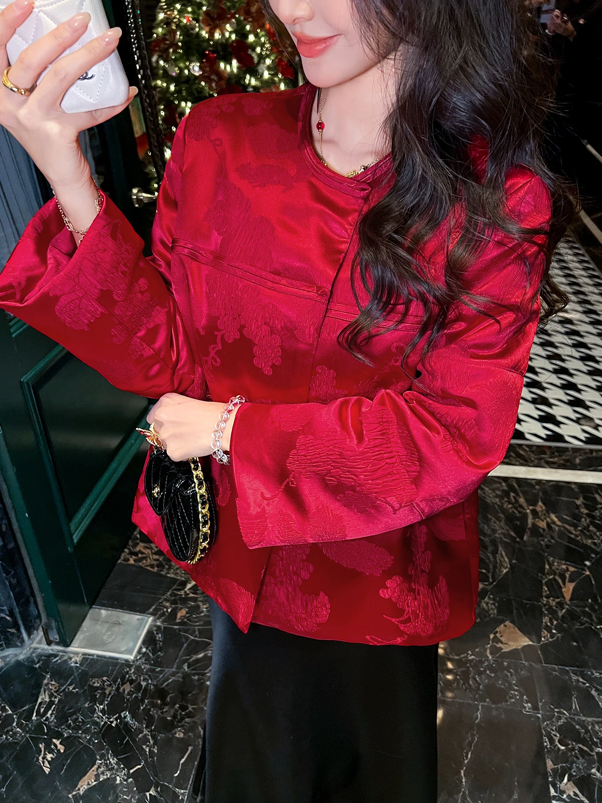 

Новая китайская утепленная хлопковая куртка с красной цветочной вышивкой, женская верхняя одежда в стиле ретро, зимний модный костюм Тан, женская одежда S...