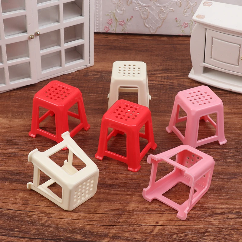 Silla pequeña en miniatura para casa de muñecas, taburete de plástico, muebles, modelo de decoración, accesorios para casa de muñecas, 2 uds., 1:12
