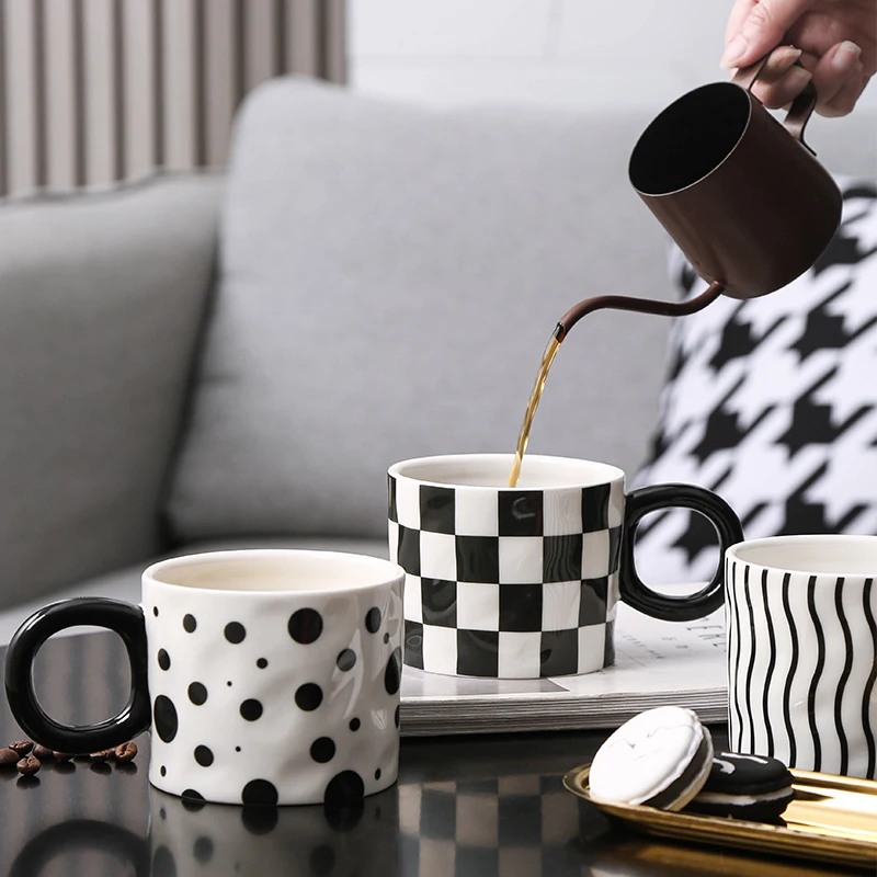 

Высокоцветная ценная кружка с крышкой и ложкой, керамическая кофейная чашка, высококачественная изысканная женская чашка для молока, офисные чашки для воды для пар