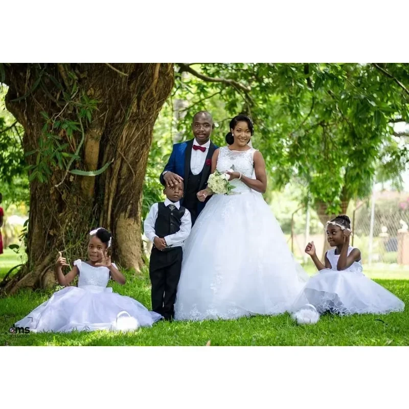 Abito da sposa con scollo a cuore e abito da sposa con applicazioni di strascico in pizzo bianco personalizzato su misura