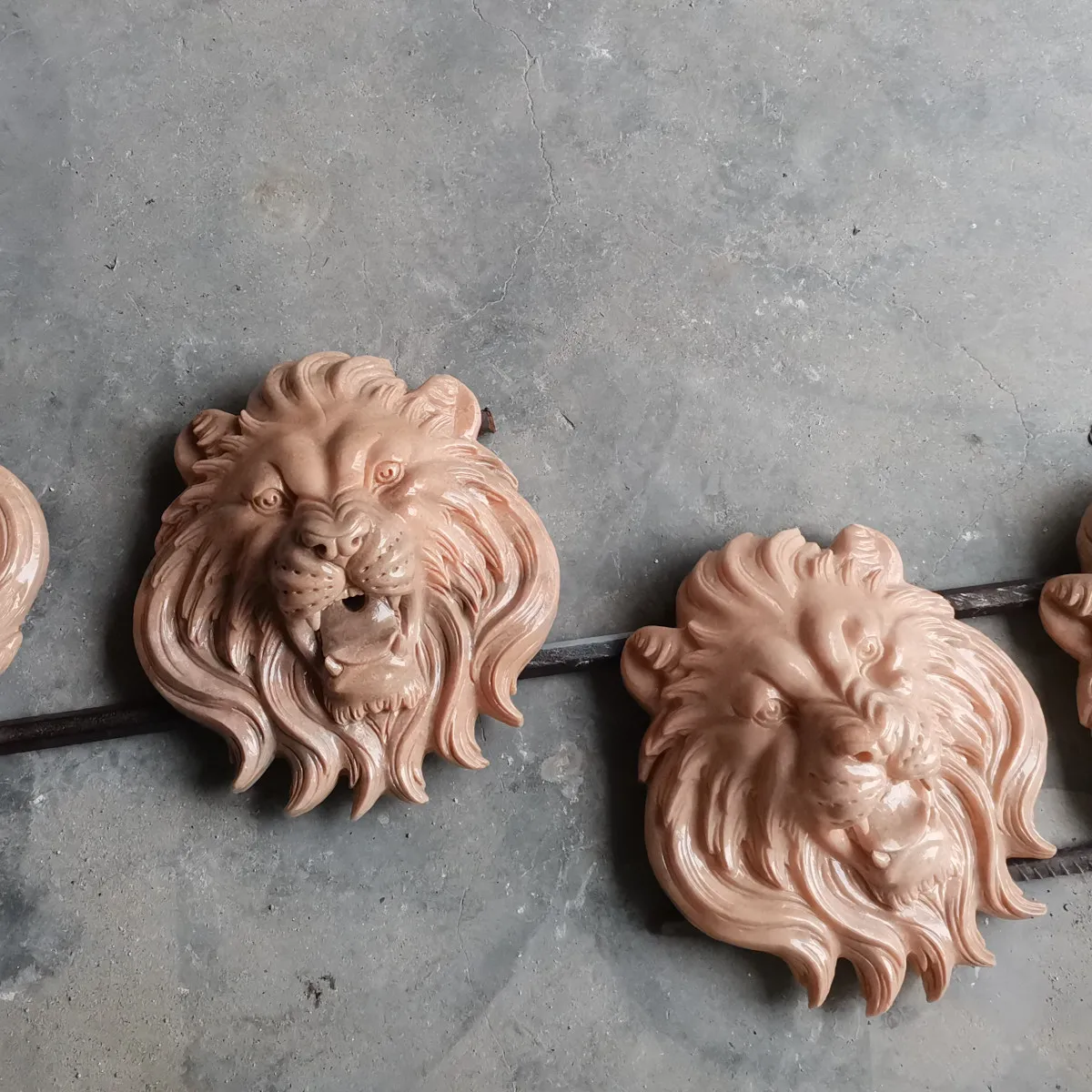 Stone carvings spraying water lion's heads, animal head animal sculptures, garden interior and exterior hanging ornaments