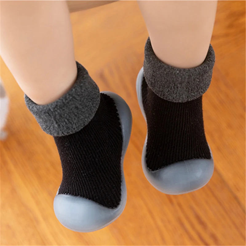 

1 пара черных теплых и удобных детских прогулочных туфель для новорожденных девочек и мальчиков, зимние носки-тапочки, детские термосапожки