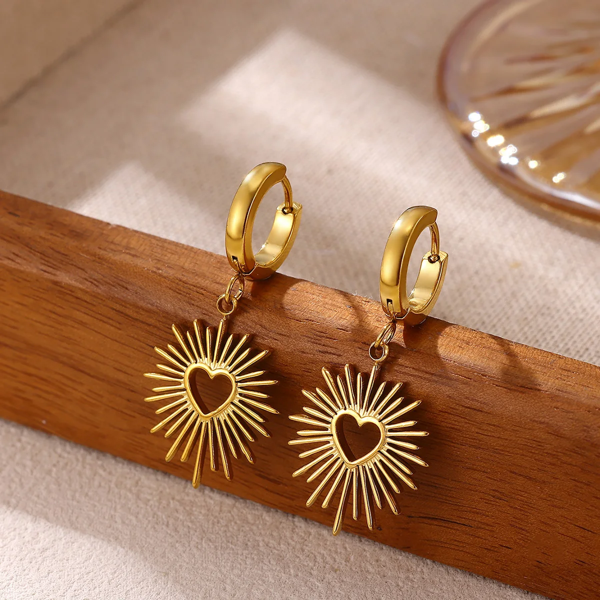 Goldfarbene Edelstahl-Ohrringe mit Sonnenstrahlen-Herz-Design, hohle Sonnen-Ohrringe, Huggie-Creolen, ästhetischer Schmuck, Geschenk für Damen – Detail 2
