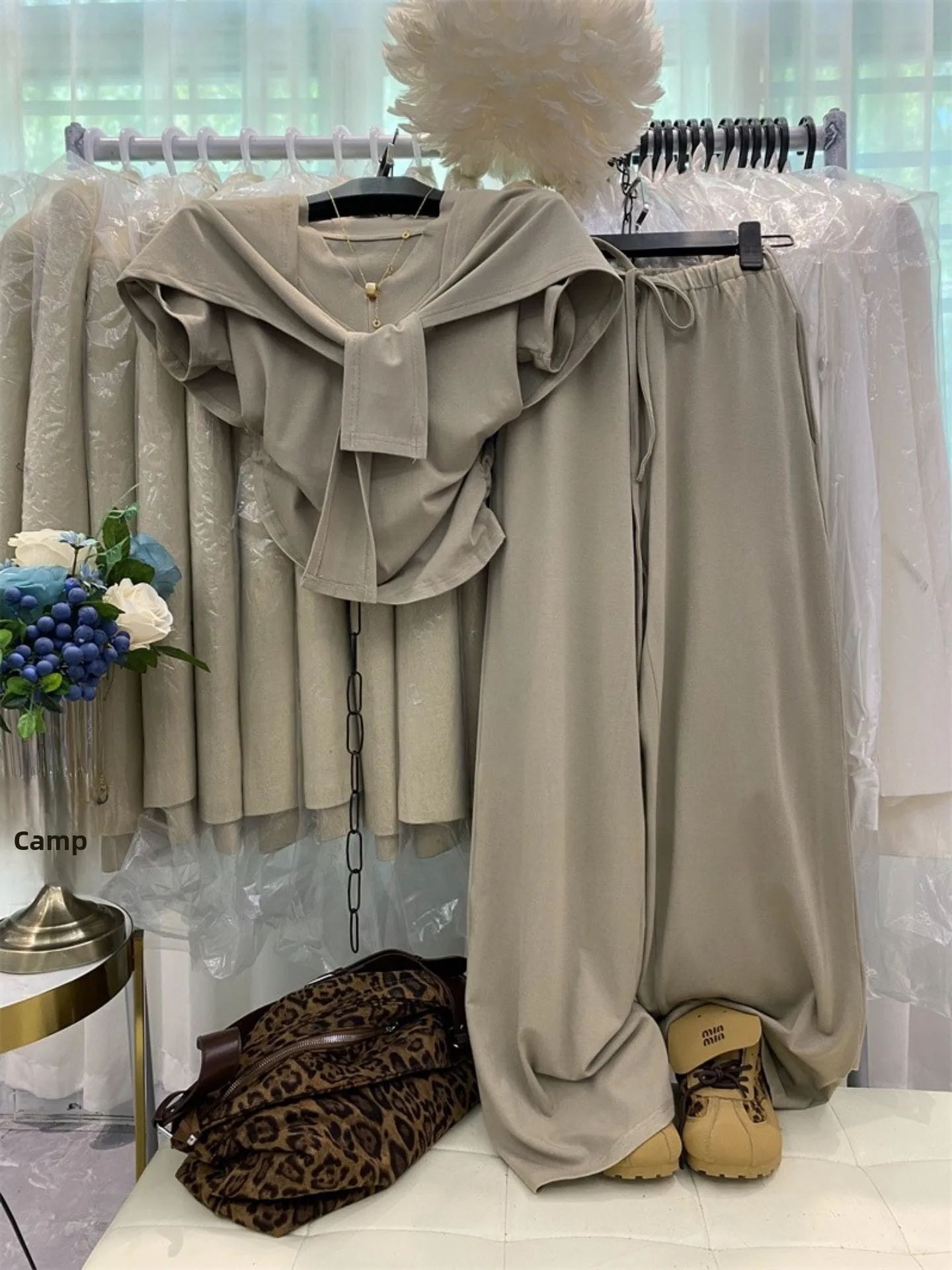 

Dongda Gate V-neck Short-sleeved Drawstring Waist Elastic Hem Wide-leg Pants Women's Casual Fashion Set Three-piece Suit