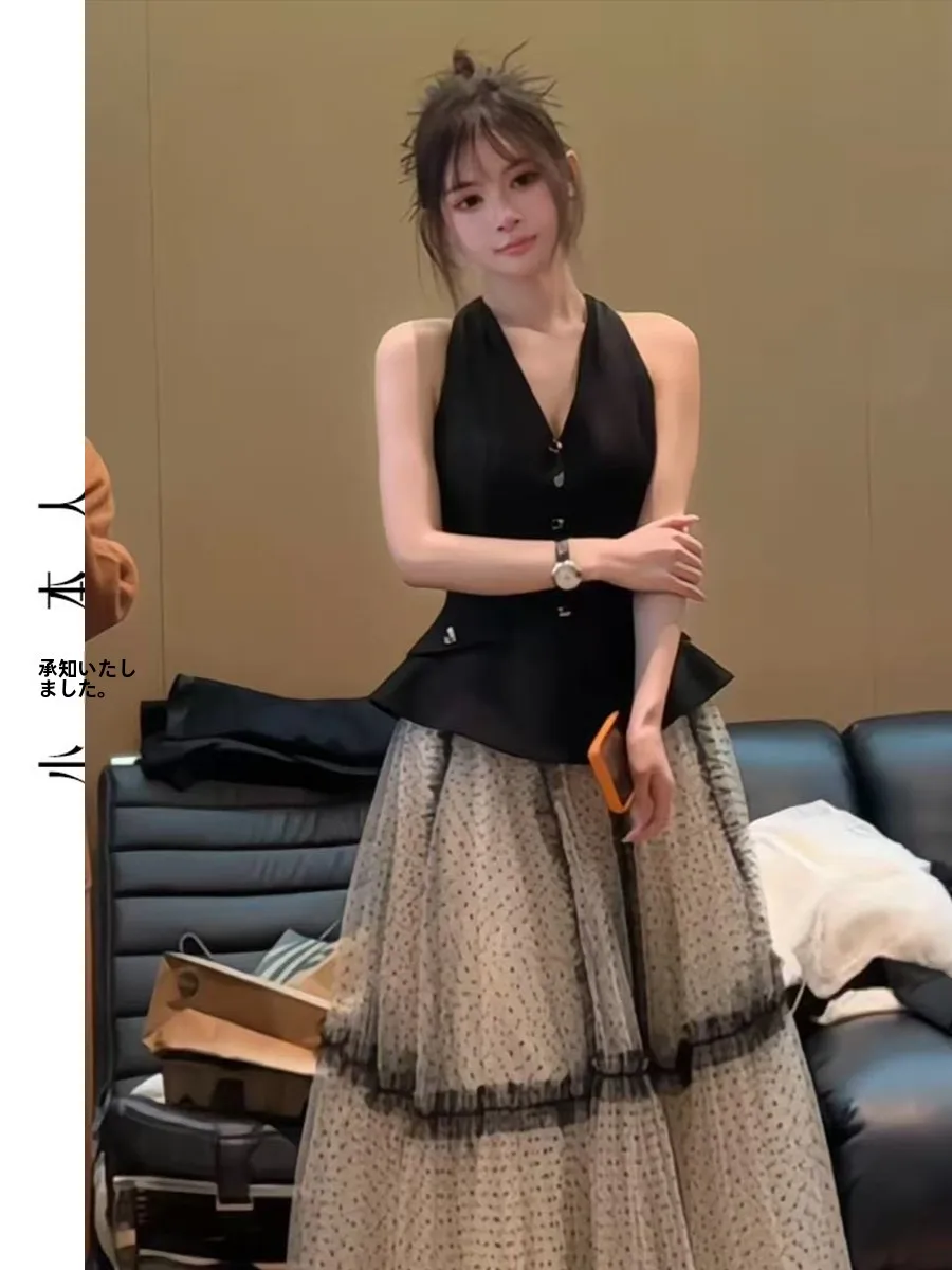 

Комплект из юбки и топа в горошек Slim Fit: модный женский ансамбль с высокой талией, без рукавов, V-образный вырез, весна-лето, полиэстер