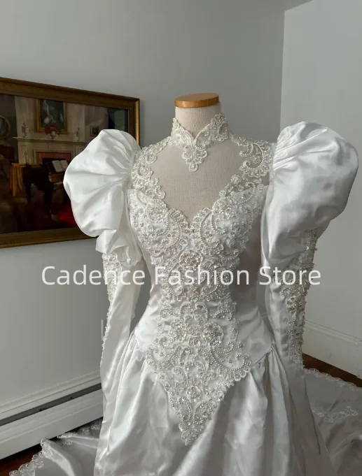 Abiti da sposa personalizzati con orlo da cattedrale da sposa in raso bianco con maniche a sbuffo del 2025 anni '80
