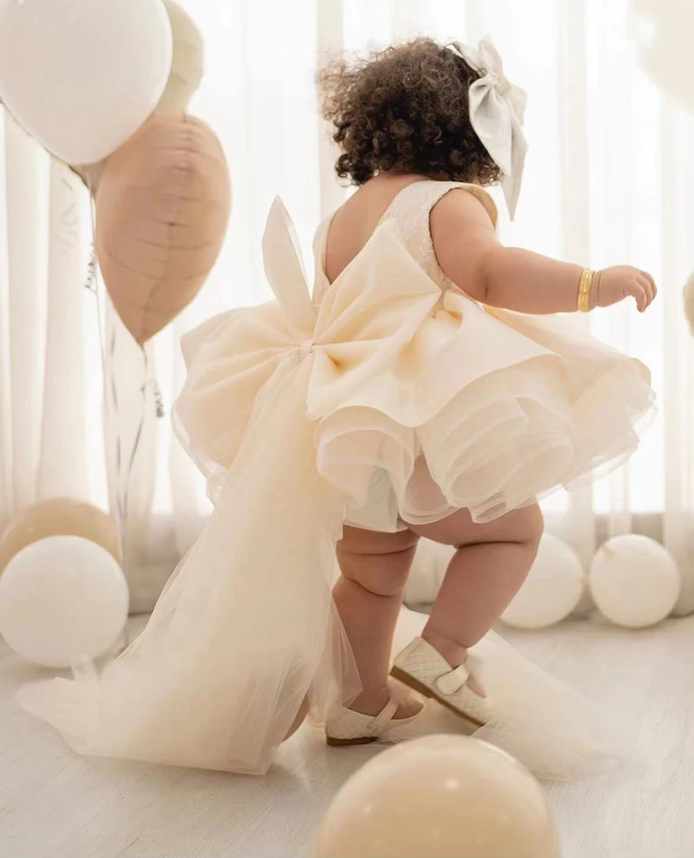 Schönes gelbes Satin-Puffy-Spitzenapplikationen mit Schleife, Blumenmädchenkleid für Hochzeit, Kinder, 1. Geburtstag, Erstkommunion