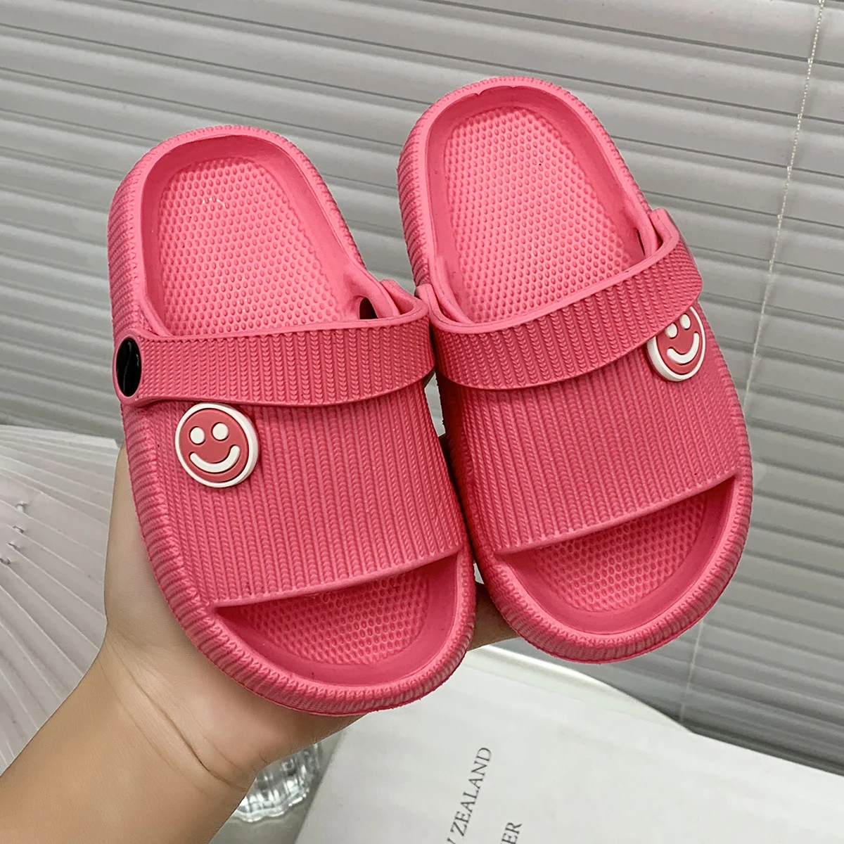 Kinderhausschuhe für den Heimgebrauch, Indoor-Badeschuhe, Jungen- und Mädchenhausschuhe für den Außenbereich, rutschfeste, weichsohlige Baby-EVA-Sandalen. – Detail 7