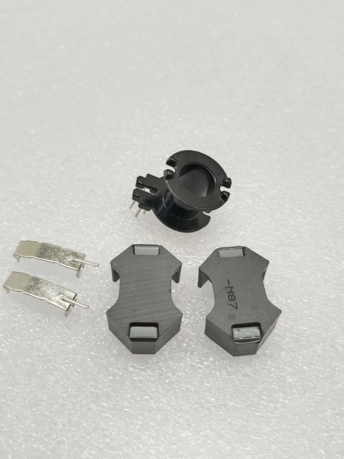 輸入フェライトコア、n87材料rm8、垂直6 6 0スケルトンとスチールクリップで利用可能